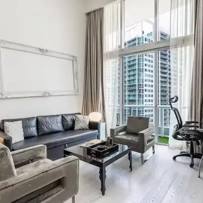 Beautiful Icon Brickell Double height ceiling