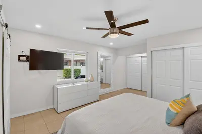 a bedroom with a bed and a ceiling fan at Victoria Park's Secret #2 - 6ppl in Fort Lauderdale