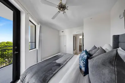 a bedroom with a large bed and a window at Modern Palmera in DTWN 3 Min From Las Olas in Fort Lauderdale
