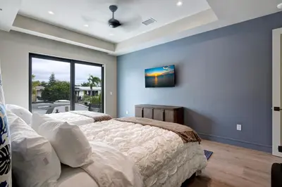 a bedroom with two beds and a window at New Villa Near Hardrock Fll Wboating Near Beach in Fort Lauderdale