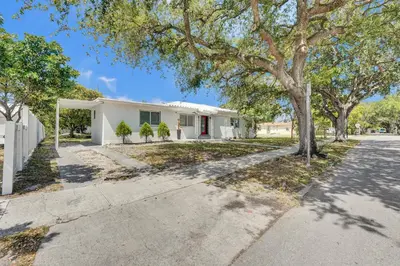 a white house with trees in front of it at Charming 3 bedroom getaway house in Hollywood in Hollywood