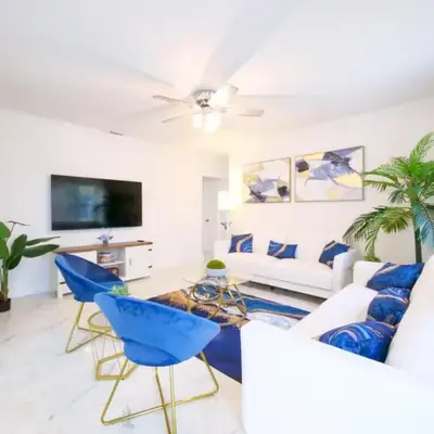 The Blue 4Bedroom Home - Pool & Spa Retreat