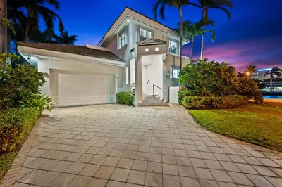 a house with a driveway in front of it at Villa Harrison . in Hollywood