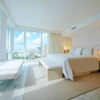 Amazing View 1 Hotel Corner Unit 1BR/1BA w Balcony
