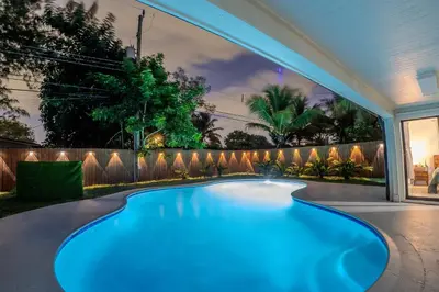 a swimming pool in the backyard of a house at Villa Hollywood Pool Trampoline BBQ Hard Rock in Hollywood