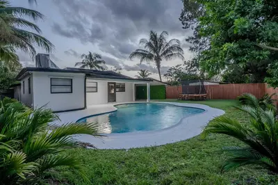 a swimming pool in the yard of a house at Villa Hollywood Pool Trampoline BBQ Hard Rock in Hollywood