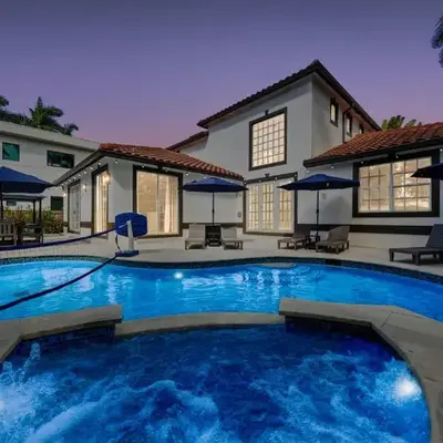 Renovated house w private heated pool grill