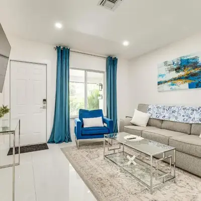 1 Mi to Las Olas Eats! Modern Apt with Shared Patio