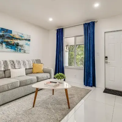 Walk to Dining and Nightlife! Chic Apt Near Las Olas