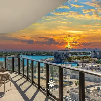 Chic 2BR Apartment Gym & Balcony Views