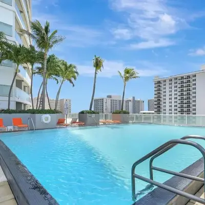 Luxe Bayview Condo w Sauna