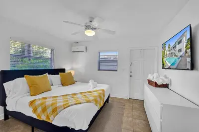 a bedroom with a bed and a ceiling fan at Desoto 2 bedrooms first floor in Hollywood