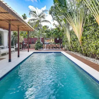 Tropical backyard with pool 10 min from Miami Beach!