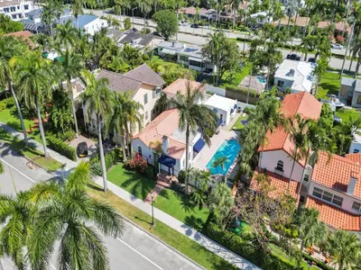 an aerial view of a house with palm trees at Classic 5 Bedroom 4 Bathroom Pool Home in Hollywood