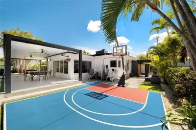 a basketball court in the backyard of a house at 4BR Lakefront Heated Pool -Jacuzzi -Basket -Sauna in Fort Lauderdale