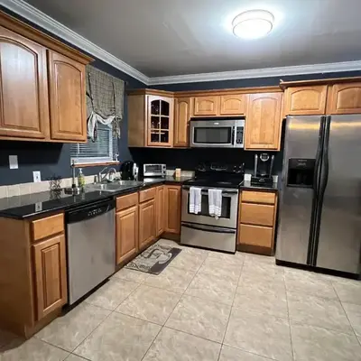 Modern 2 BR near shops