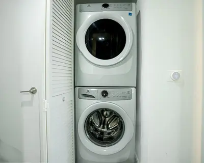 a washing machine and a dryer in a room at Downtown Skyline Heights with Stunning Ocean View in Miami