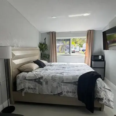 Private Studio with Patio-King Bed
