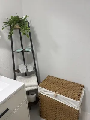 a bathroom with a basket and a shelf with a plant at Beautiful 1 bedroom Studio located in Miramar in Miramar