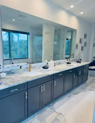 a bathroom with two sinks and a large mirror at Luxury Gem in Fort Lauderdale