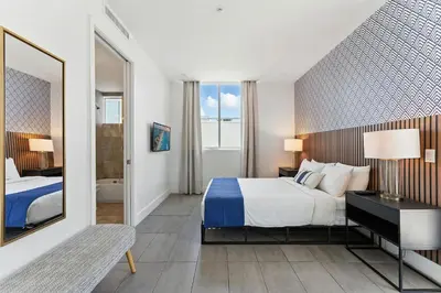 a hotel room with a bed and a mirror at Miami Beach 2Q Localização Incrível a Pé da Praia in Miami Beach