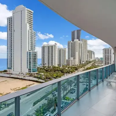 Chic OceanView 2 Bedroom with Free Parking Pool Jacuzzi