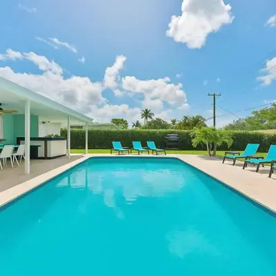 Family Poolside Palm Retreat with Jacuzzi