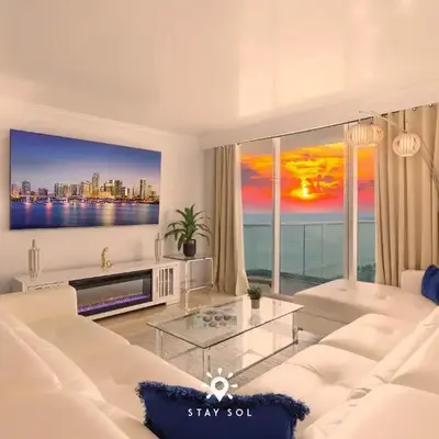 Luxury by the Sea- 2BR Pool & Gym -Hollywood