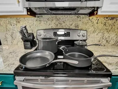 two pots and pans on a stove in a kitchen at Holiday Home 2BR - 2 bath Beheizter Pool- Familien-Haustierfreundlicher Spaß by Interhome in Fort Lauderdale