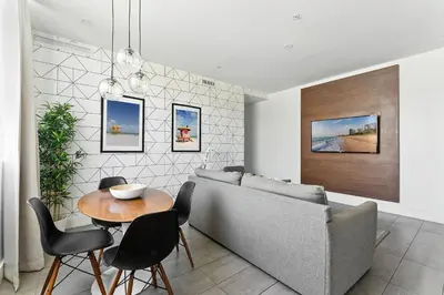 a living room with a couch and a table at South Beach 2Q a 5min da Praia e Vida Noturna in Miami Beach