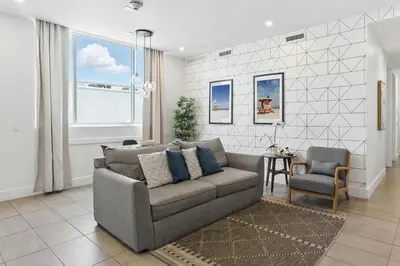 a living room with a couch and a chair at South Beach 2Q a 5min da Praia e Vida Noturna in Miami Beach