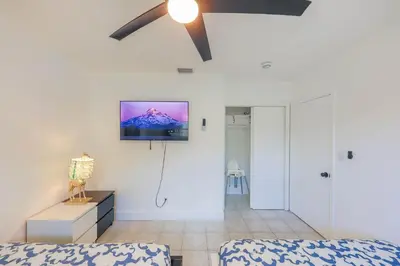 a room with a ceiling fan and a tv on the wall at Eat Pray Love Villa in Hollywood