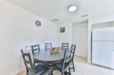 a dining room with a table and chairs at Student Villa House STR-2000 in Hollywood