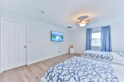 a white bedroom with a bed and a window at Fort Lauderdale Family Bestseller in Fort Lauderdale