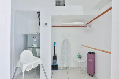 a white room with a white chair and a table at Family Casa Tranquila de 4 dormitorios in Hollywood