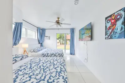 a bedroom with two beds and a ceiling fan at Family Casa Tranquila de 4 dormitorios in Hollywood