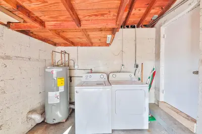 a washer and dryer in a room with a ceiling at Family Casa Tranquila de 4 dormitorios in Hollywood