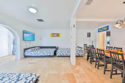 a room with a table and chairs and a dining room at Family Casa Tranquila de 4 dormitorios in Hollywood