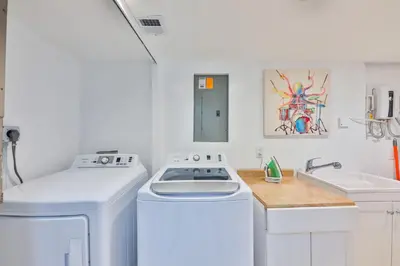 a white kitchen with a stove and a sink at Hollywood Family Vibes in Hollywood