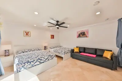 a bedroom with two beds and a couch at Hollywood Family Vibes in Hollywood