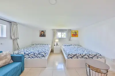 a bedroom with two beds and a couch at Up and down - flat Are boring villa in North Miami Beach