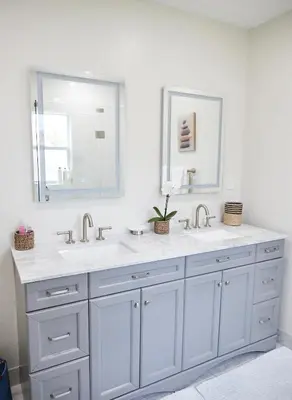 a bathroom with two sinks and a mirror at Coconut Villa in Hollywood