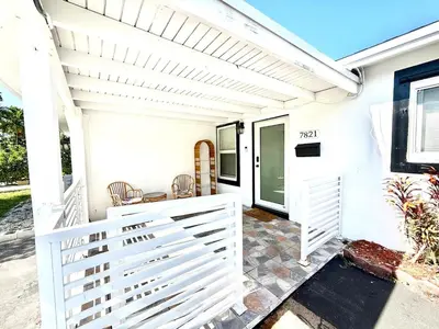 a white house with a white fence at Better Experience Property in Miramar