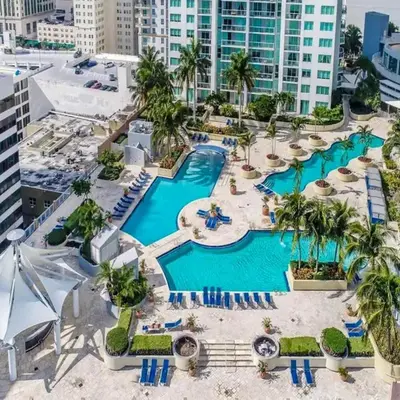 The Vizcayne Vibe- Sauna Pool and Sundeck