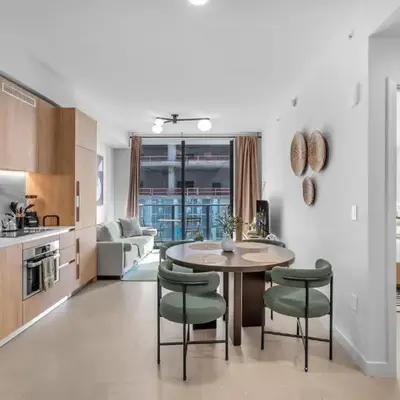 Modern Chic 1BR Downtown with Rooftop Pool & Views