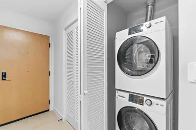a washing machine and a dryer in a room at Central Downtown Miami Condo Featuring Rooftop Pool in Miami