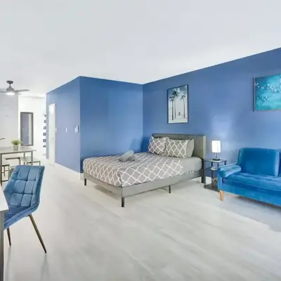 Bright 1BR Miami Beach Apt with 3 Queens & Smart TV