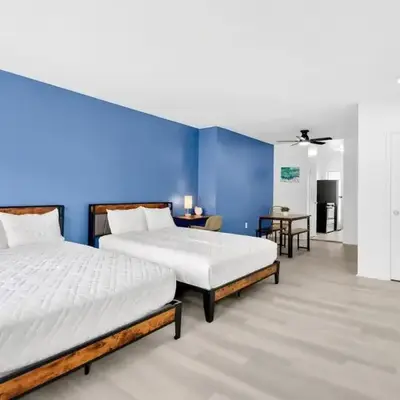Sunny Miami Beach Studio with 2 Queens plus Workspace
