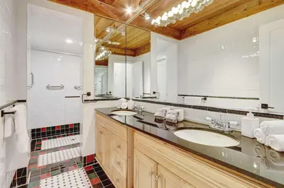 a bathroom with two sinks and a large mirror at Casa in Tropic Paradise with Pool and BBQ in Biscayne Park