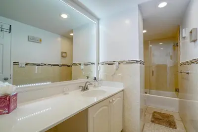 a bathroom with a sink and a mirror and a tub at Hollywood apartment by the sea in Hollywood